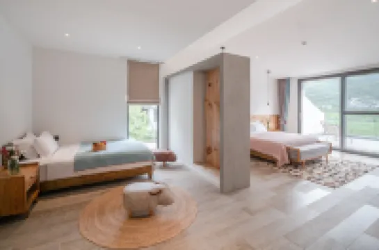 Xingyi Yunqi No.1 Inn (Xia Nahui Branch, Wanfenglin Scenic Area)