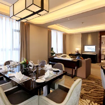 Wyndham Grand Plaza Royale Huayu Chongqing Отели рядом с достопримечательностью «Чунцинская школа Лика (Колледж Золотого Детского Университета)»