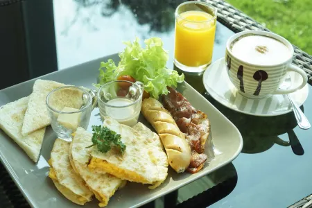 Nantra Chiangmai Riverfront Hotel Отели рядом с достопримечательностью «Wat Si Bunruang»