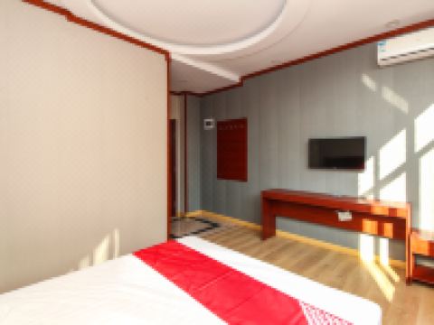 青岛锦地假日酒店 - 豪华大床房