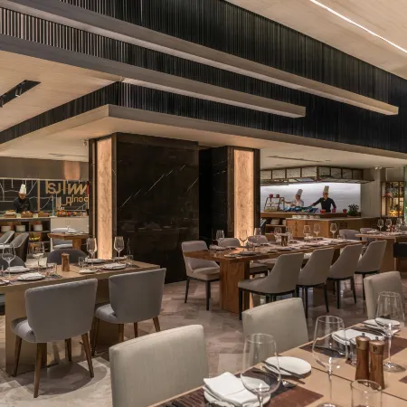 DoubleTree by Hilton Bangkok Ploenchit Отели рядом с достопримечательностью «Станция надземного метро Phloen Chit»