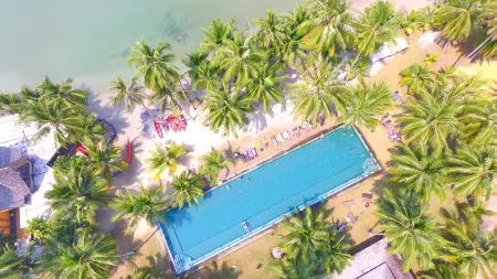 Peninsula Beach Resort Отели рядом с достопримечательностью «Chao Por Koh Chang Shrine»