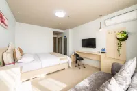 Dalian Aojia Business Hotel (Xi'an Road Commercial Street Xianggong Street Subway Station Branch)