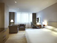 Four Points by Sheraton Shanghai Daning Hotels near Daning Lingshi Park