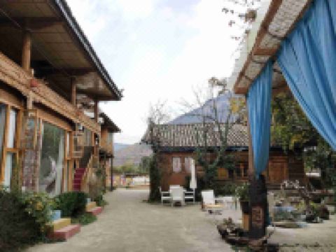泸沽湖蓝色彼岸客栈 - 花园