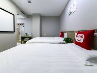 怡莱精品酒店(西安高新科技路地铁站店) - 影音双床房