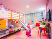 上海迪堡王国酒店 - 小猪佩奇家庭三床滑滑梯房