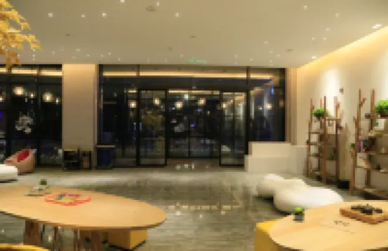 Weilan Xinshe Hotel (Shilaoren Beach Miaoling Road Subway Station)