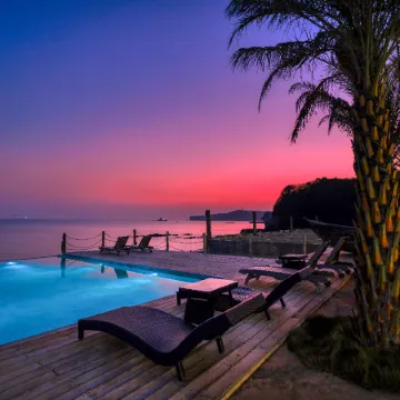 21 nautical miles·Bed Island Beach (Weizhou Island Colorful Beach Branch) Отели рядом с достопримечательностью «Moon Square»