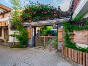 Floral Hotel· Shanghai Green Bamboo Lane Theme Inn (Jinshanzui Fishing Village Branch)