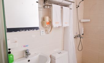 100 Inn Liangpin Hotel (Shanghai Minhang East China Normal University)