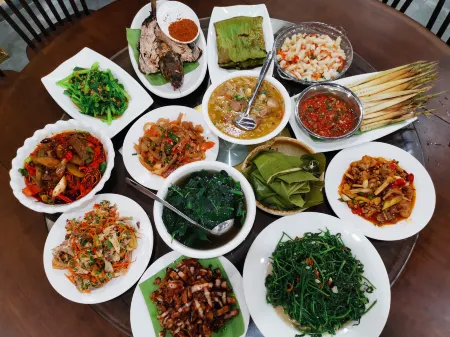 XISHUANGBANGNAFANHUAYASHEINN Отели рядом с достопримечательностью «Menghanman Tingfota Temple»