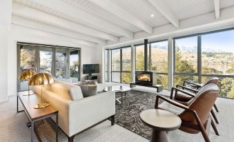 The Rees Hotel, Luxury Apartments & Lakeside Residences