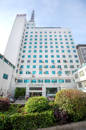 Three-room hotel (People's Hospital Railway Station Store) Отели в г. Ляньюань