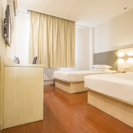 Yilai Hotel (Benxi Long-Distance Bus Station) Отели в г. Бэньси