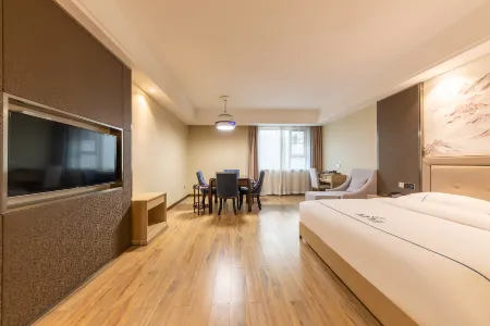 Rhine Hotel (Tenglong Cave Visitor Center Lichuan Station) Отели рядом с достопримечательностью «Lichuan Zhidi Plaza New Ocean World»