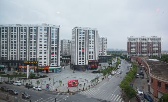 Huayi Hotel (Shanghai Hongqiao Airport Linyi Road Subway Station)