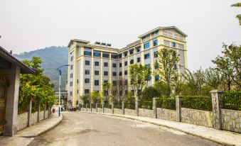 Holiday Longzhou Hotel