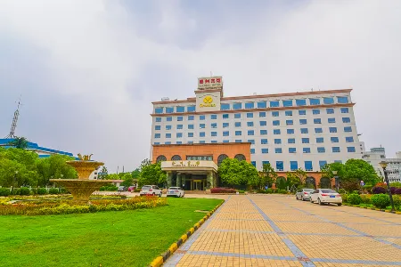 Chunlan Business Hotel Отели рядом с достопримечательностью «Fengcheng River Scenic Area»