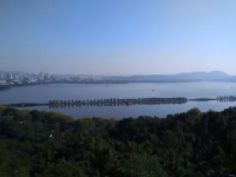 雅詩酒店（西湖湖濱定安路地鐵站店）