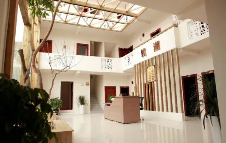 Jinghu Theme Hotel Отели рядом с достопримечательностью «Chengdu Sports Institute (New Campus)»