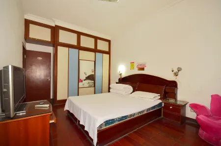 QianJiang LongYi hotel Отели рядом с достопримечательностью «Cao Yu Park»