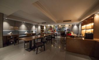 THESENSEHOUSEHOTEL.COM