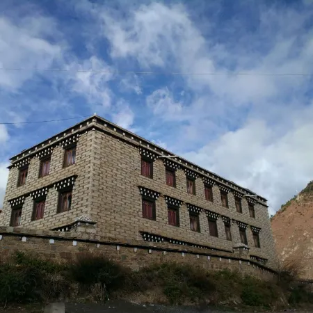 Lanyue Valley Hotel (Daocheng Yading Scenic Area)