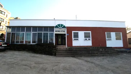 Bong Stay Отели рядом с достопримечательностью «Jeju Jeolmul Natural Recreation Forest»