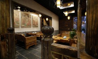 Happy Utopia B&B (Fenghuang Ancient City Nanhua Branch)