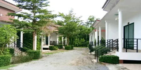 B.M.P Resort Отели рядом с достопримечательностью «Khao Lak Beach»