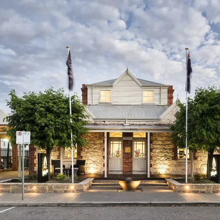 Pier 21 Riverside Apartment Hotel