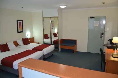 Devere Hotel Отели рядом с достопримечательностью «Elizabeth Bay Marina»