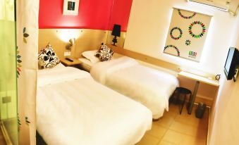 100 Inn (Small Shanghai pedestrian street)