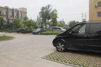 Vienna International Hotel (Hefei Feixi High Speed Railway Station) - parking