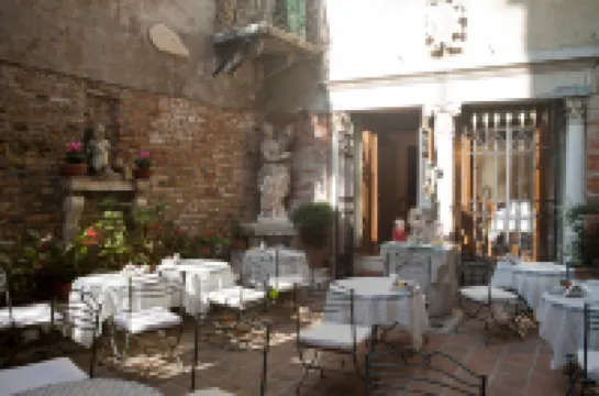 阿爾蓬特默西尼戈飯店