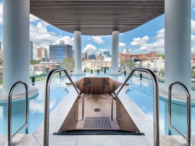 Breathtaking Views in Spotless Luxury Apartment