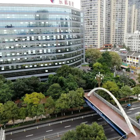 Mengjing Rainbow Hotel (Kunming Station Huancheng South Road Subway Station)