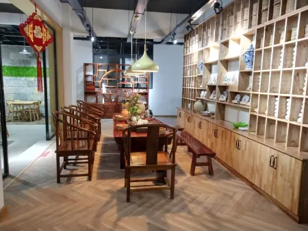 Jingtian Inn Отели рядом с достопримечательностью «Zhenyuan Museum (zhenyuanlahuzulishiwenhuabowuguan)»