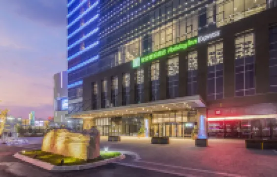 煙台萬行ホリデイ イン エクスプレスホテル 煙台のホテル