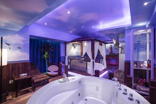 Swan Love Hotel (Jingkai Wanda Plaza High Speed Rail Station)