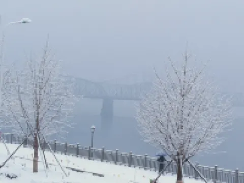 Dandong Yi Inn (Yalujiang Broken Bridge Branch)
