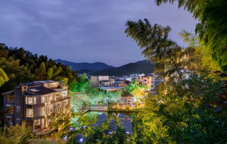 Ruqi Hostel Отели рядом с достопримечательностью «Jiangxi Ming and Qing Ancient Dwelling Expo Park»