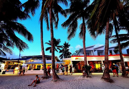 4. 칼립소 비치 앤..