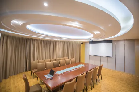 Shihezi Europe and America lido hotel Отели рядом с достопримечательностью «Shihezi University - South District»