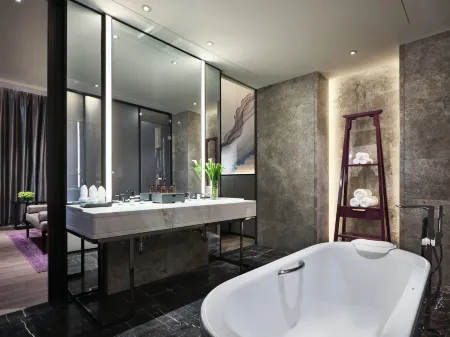 Crowne Plaza Wuxi Lake View Отели рядом с достопримечательностью «Wuxi Changguangxi National Wetland Park»