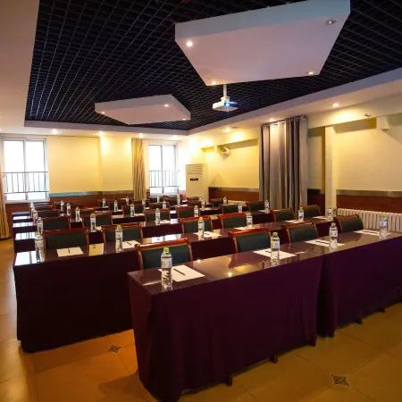 Lavande Hotels (Ji'nan Quancheng Road Baotu Spring) Отели рядом с достопримечательностью «Озеро Пяти драконов»