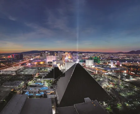 Luxor Hotel & Casino Отели рядом с достопримечательностью «Real Bodies Las Vegas»