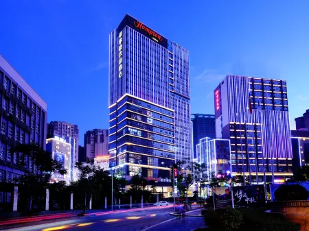 Hampton by Hilton Panzhihua Central Plaza Отели рядом с достопримечательностью «Datian Convention Relic Site»