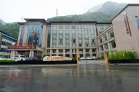 Panda Hometown Hotel Hotels in Baoxing